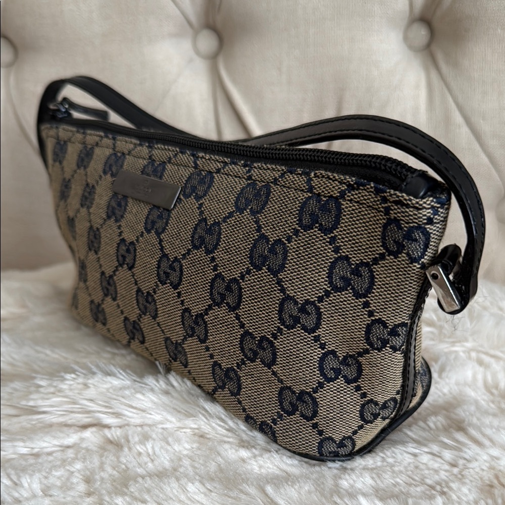 Authentic Gucci Boat Pouchette - Picture 4 of 8